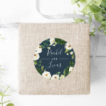 Sticker Rond Albâtre | Mariage de couronne botanique<br><div class="desc">Scellez vos enveloppes ou faveurs d'invitation avec ces élégants stickers de mariage botanique et floral avec vos noms encadrés par une couronne d'aquarelle de feuillage vert et de fleurs blanches sur un riche arrière - plan bleu marine. Coordonnées avec notre collection mariage Alabaster.</div>
