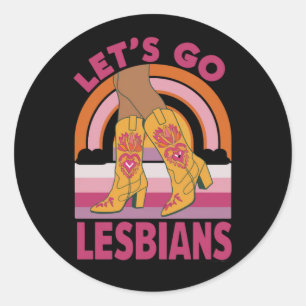 Sticker Rond Allons faire les lesbiennes LGBTQ Pride Mois Cowgi