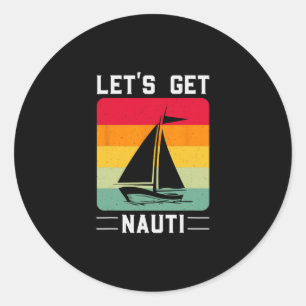 Sticker Rond Allons-y Nauti Drôle Rétro Voile Nautical Croisièr