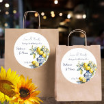 Sticker Rond Amalfi Italien bleu tuiles citrons mariage faveurs<br><div class="desc">Amalfi Positano Vietri bleu Majolica tuiles citrons mariage Merci modèle vous préférez les autocollants,  bouquet bleu méditerranéen d'agrumes avec citrons et fleurs en céramiques bleues vase mariage faveurs imprimé personnalisé autocollants</div>