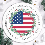 Sticker Rond American Flag Patriotic Christmas Return Adresse<br><div class="desc">Envoyez Joyeux voeux de Noël à vos amis et votre famille avec cette unique USA American Flag Christmas Retourner Adresse Label - Courbe de Noël dans un drapeau américain design moderne rouge blanc bleu avec saint et baies. Personnalisez avec le nom de famille et l'adresse. Ce étiquette de adresse patriotique...</div>