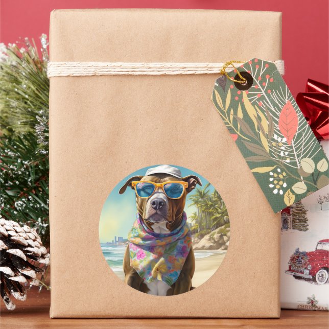 Sticker Rond American Staffordshire sur la plage, cadeau d'été (vacances)