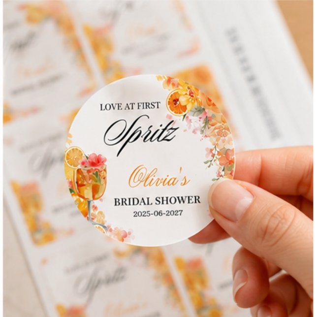 Sticker Rond Amour à la première giclée de Shower de mariage  (Watercolor Love at First Spritz Bridal Shower Classic Round Sticker)