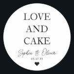 Sticker Rond Amour Classique Simple Et GÂTEAU Coeur Mariage Fav<br><div class="desc">Un Sticker Mariage classique en Merci noir avec "Love and Cake" dans une police classique moderne et élégante. Vous pouvez facilement le personnaliser avec vos noms et date mariage.</div>