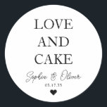 Sticker Rond Amour Classique Simple Et GÂTEAU Coeur Mariage Fav<br><div class="desc">Un Sticker Mariage classique en Merci noir avec "Love and Cake" dans une police classique moderne et élégante. Vous pouvez facilement le personnaliser avec vos noms et date mariage.</div>
