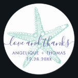 Sticker Rond Amour et Merci Starfish Beach Wedding Favor<br><div class="desc">Mariage de plage préférez les autocollants de étiquette avec '"amour et merci" et les noms de mariée et de mariée personnalisés et la date de mariage dans une police de script moderne chic sur un croquis d'étoile rustique vintage dans aqua turquoise bleu turquoise et marine.</div>