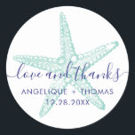 Sticker Rond Amour et Merci Starfish Beach Wedding Favor<br><div class="desc">Mariage de plage préférez les autocollants de étiquette avec '"amour et merci" et les noms de mariée et de mariée personnalisés et la date de mariage dans une police de script moderne chic sur un croquis d'étoile rustique vintage dans aqua turquoise bleu turquoise et marine.</div>