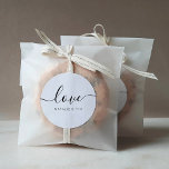 Sticker Rond Amour Moderne Calligraphie Mariage Favor Classic R<br><div class="desc">Love Favor Sticker avec calligraphie moderne pour Mariage Welcome Bag. Le design comprend une disposition de texte de script de style moderne. Pour effectuer des modifications avancées,  sélectionnez l'option "Cliquez pour customiser plus loin" sous Personnaliser ce modèle.</div>