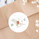 Sticker Rond Ampersand Floral Élégant Monogramme de mariage<br><div class="desc">Élégant autocollant de mariage dispose d'une esperluette ornée de fleurs aquarellées en blanc,  vert et terre cuite,  avec vos initiales. Pour une personnalisation plus avancée de cette conception,  cliquez sur le BOUTON OUTIL DESIGN BLEU ci-dessus ! Des articles correspondants sont également disponibles.</div>