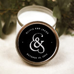 Sticker Rond Ampersand lunaire | Moody Black Mariage<br><div class="desc">Ces autocollants de mariage sombres uniques et modernes présentent une esperluette grise très claire et audacieuse sur un arrière - plan noir.</div>