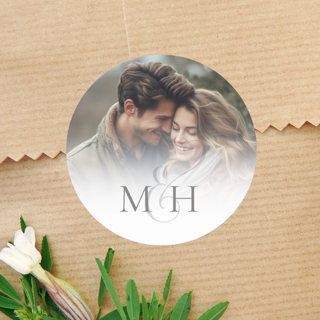 Sticker Rond Ampersand minimaliste simple Mariage photo (Simple elegant monogram photo wedding sticker. )