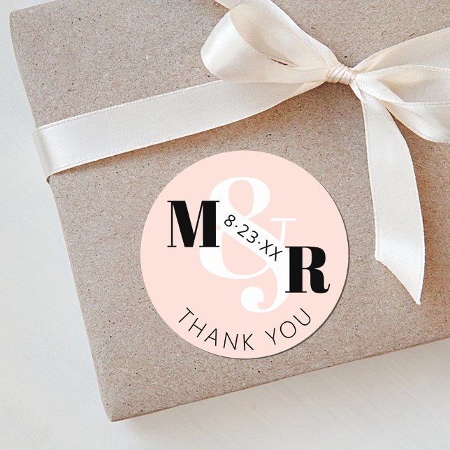 Sticker Rond Ampersand rose moderne Monogramme Mariage Merci (Elegant modern blush pink black and white bold ampersand wedding thank you guest favor round sticker)