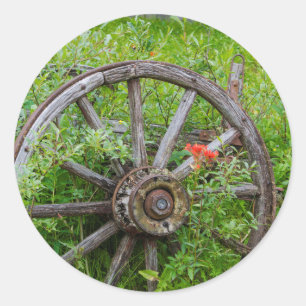 Sticker Rond Ancienne roue de wagon dans la vieille ville histo