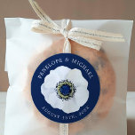 Sticker Rond Anémon de minuit | Enregistrer le Mariage de date<br><div class="desc">Faites une impression saisissante sur vos futurs invités mariages avec cet autocollant mariage à thème de minuit Anemone unique. Il présente un floral d'anémone blanc foncé contrasté avec un fond bleu nuit foncé.</div>