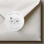 Sticker Rond Anneaux Mariages modernes Monogramme Enregistrer l<br><div class="desc">Conçu sur mesure,  les autocollants/étiquettes de mariage Save the Date arborent les initiales du couple encerclées dans des anneaux mariage/fiançailles. Ces autocollants modernes et élégants sont parfaits pour les annonces mariages,  les invitations,  do-it-yourself emballages cadeaux,  et plus encore!</div>