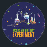 Sticker Rond Anniversaire des sciences<br><div class="desc">Élevez l'atmosphère de fête à thème scientifique avec nos stickers Anniversaires de enfants Chemistry Set ! Ces plaques vibrantes présentent un design captivant d'un ensemble de chimie aux accents néons,  qui complète parfaitement votre célébration scientifique. Ajoutez une touche de charme scientifique à votre fête avec ces stickers délicieux !</div>
