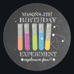 Sticker Rond Anniversaire Expérience Science Anniversaire<br><div class="desc">Fête d'anniversaire de la science | Anniversaire - Mettez votre manteau de laboratoire et préparez-vous pour un plaisir explosif! C'est la touche décorative parfaite pour votre soirée scientifique. Pas besoin de tests ou d'expériences, nous vous avons couverts. Cet autocollant fait partie de notre collection de fêtes d'anniversaire scientifique. N'oubliez pas...</div>