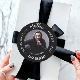 Sticker Rond Anniversaire noir blanc photo homme mythe légende
