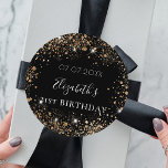 Sticker Rond Anniversaire noir or parties scintillant nom de po<br><div class="desc">Pour un 21ème anniversaire élégant (ou tout âge). Un arrière - plan noir classique. Décoré avec de la poussière de parties scintillant en faux or. Personnalisez et ajoutez une date, un nom et un âge de 21 ans. Peut être utilisé pour les faveurs de fête et aussi comme un rappel...</div>