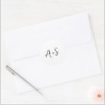 Sticker Rond Antonia Noir et Blanc Mariage élégant<br><div class="desc">Autocollants de mariage élégants avec un design simple avec votre monogramme dans une police de script.</div>