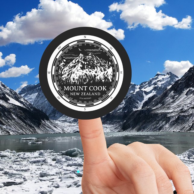 Sticker Rond Aoraki Mount Cook - Canterbury Nouvelle-Zélande (Mount Cook New Zealand Round Sticker in Back with a white compass and mountain illustration)