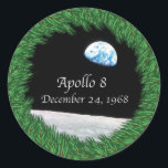 Sticker Rond Apollo 8 Christmas Eve Moon Missio<br><div class="desc">La mission lune historique d'Apollo 8 fut la première fois que des astronautes quittèrent la gravité de la planète Terre et entrèrent en orbite autour de notre satellite naturel, la Lune. Ces explorateurs intrépides ont fait une émission de la veille de Noël en 1968, en lisant le Livre de la...</div>