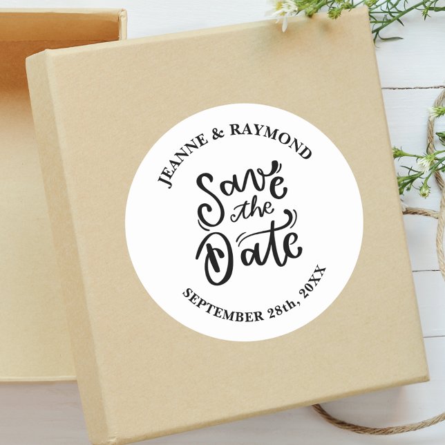 Sticker Rond Appel Romantique Calligraphié pour Mariage "Save t (Romantic calligraphy save the date round sticker adds timeless elegance to your invites)
