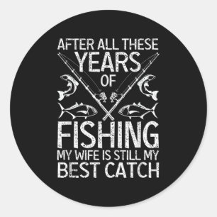 Sticker Rond Après toutes ces années de pêche, ma femme est tou