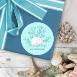 Sticker Rond Aqua Blue Seas et voeux Noël<br><div class="desc">Cet autocollant de Noël côtier a le message de vacances "Mer & Salutations" avec un dollar de sable et étoiles de mer sur corail de parties scintillant, sur un arrière - plan bleu aqua clair. *Si vous souhaitez que ce design soit disponible sur d'autres produits ou si vous avez besoin...</div>