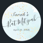 Sticker Rond Aquarelle bleu x Bat mitzvah or<br><div class="desc">Cet autocollant bat mitzvah chic et élégant présente un arrière - plan blanc avec des traits de pinceau bleu turquoise en aquarelle et des plaques d'or faux. Personnalisez-le selon vos besoins. Vous pouvez trouver d'autres produits correspondants dans mon magasin.</div>