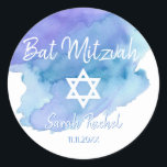 Sticker Rond Aquarelle Blue Star de David Bat Bar Mitzvah<br><div class="desc">Ajoutez à vos invitations, enveloppes, cartes de remerciement ou tout autre article comme des cadeaux ou des faveurs, ces magnifiques petites enveloppes rondes. Pour garçon ou fille. Design de lettres de calligraphie moderne en écriture blanche tendance. Aquarelle arrière - plan en bleu, turquoise, turquoise, violet. Vous allez certainement impressionner tout...</div>