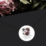 Sticker Rond Aquarelle gothique Corbeau Mariage floral<br><div class="desc">Célébrez votre journée spéciale grâce à ce design Mariage gothique de l'aquarelle Raven Floral. Cette conception présente une aquarelle illustrant un corbeau perché sur un bouquet.</div>