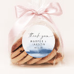 Sticker Rond Aquarelle moderne | Blue Merci Wedding Favor<br><div class="desc">Ces autocollants de faveur mariage bleu aquarelle moderne vous remercient sont parfaits pour une réception de mariage contemporaine et élégante. La collection design minimaliste, classique et élégante présente de simples touches de peinture couleur à l'eau dans de jolis tons bijoux. Personnalisez les étiquettes autocollants avec vos noms, l'événement (le cas...</div>