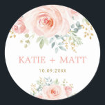 Sticker Rond Aquarelle moderne Blush Rose Floral Wedding Faveur<br><div class="desc">Ce design féminin présente de magnifiques roses roses roses rose vif avec des accents feuille or</div>