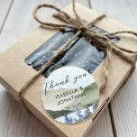 Sticker Rond Aquarelle Nature Paysage Lac Merci Favoriser<br><div class="desc">Conception personnalisable avec rustique vert aquarelle nature,  lac et collines brumeuses arrière - plan.</div>