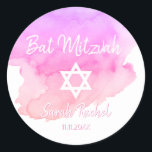 Sticker Rond Aquarelle rose étoile de David Bat Bar Mitzvah<br><div class="desc">Ajoutez ces magnifiques petites enveloppes rondes scellées Bat mitzvah juif à vos invitations, enveloppes, cartes de remerciement ou tout autre élément tel que des cadeaux de remerciement ou des faveurs. Design de lettres de calligraphie moderne en écriture blanche tendance. Aquarelle arrière - plan dans les tons rose, violet, violet, violet....</div>