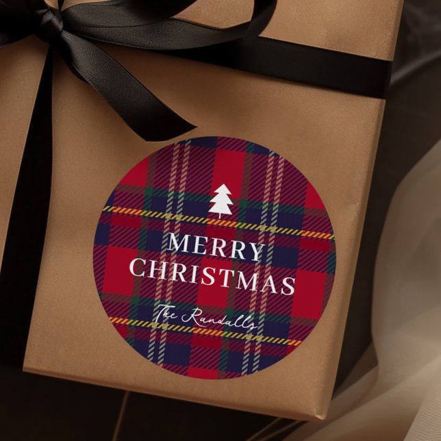 Sticker Rond Arbre de Noël carreaux moderne  (Rustic red plaid Christmas tree gift tag sticker.)