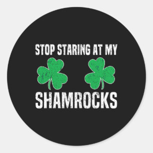 Sticker Rond Arrête de regarder mes trèfles St Patrick Naugh