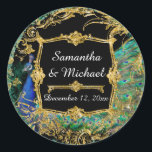 Sticker Rond Art Déco Peacock Glam Old Hollywood Regency<br><div class="desc">Joindre des scellés ou des autocollants d'enveloppe. Peut également être utilisé pour les stickers de sacs de faveur ou cadeauTrès Glamour, parties scintillant dorée cadre Art Déco avec plumes de paon collé et paons. Un merveilleux mélange de style ancien et de design graphique moderne audacieux et coloré. REMARQUE : Il...</div>