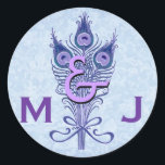 Sticker Rond Art Déco Peacock violet Plumes Monogram Mariage<br><div class="desc">Ces plumes de paon violet et bleu vintage aux couleurs modernes ajoutent du drame ! Mélange et match - Il s'agit de vous, et ce que vous aimez! Tous les éléments sont personnalisables, vous pouvez donc ajouter un nom ou un monogramme. Vous pouvez modifier le style de texte ou les...</div>