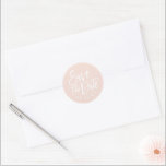 Sticker Rond Art moderne brossé Blush Wedding Enregistrer la da<br><div class="desc">Annoncez votre mariage dans le style avec ces modernes enregistrer les autocollants de date. Design comprend un design rustique brossé avec un texte de date de mariage personnalisé blanc. Vous pouvez modifier la couleur rose vierge de l'arrière - plan pour coordonner votre enregistrement des dates.</div>