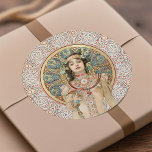Sticker Rond Art Nouveau Mucha Sarah Bernhardt Champagne C Or<br><div class="desc">Express votre gratitude avec nos autocollants étonnants avec Sarah Bernhardt entourés de détails ornés inspirés par l'emblématique style Art Nouveau d'Alphonse Mucha. Cet autocollant est le moyen idéal pour ajouter une touche d'élégance et de sophistication à toute occasion, des mariages, des douches, des anniversaires aux événements d'entreprise et plus encore....</div>