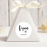 Sticker Rond Article végétal | Script Décontracté moderne et Co<br><div class="desc">Ce étiquette de cuisine simple et design conviendra parfaitement à votre mariage moderne ! Un script décontracté écrit à la main tendance, noir et blanc, dit "vegan", ainsi qu'un élégant coeur dessiné. Il y a un endroit pour ajouter le type de traitement végétalien qu'il est, de sorte que vos invités...</div>