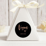 Sticker Rond Article végétal | Script Décontracté moderne et Co<br><div class="desc">Ce étiquette de cuisine simple et design conviendra parfaitement à votre mariage moderne ! Un script décontracté écrit à la main tendance et faux rose en or dit "vegan", ainsi qu'un élégant coeur dessiné sur un arrière - plan noir foncé. Il y a un endroit pour ajouter le type de...</div>