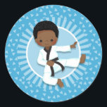 Sticker Rond Arts martiaux de judo de garçon de karaté<br><div class="desc">Caractéristiques de conception ce que les arts martiaux mignons d'un Afro-américain badinent avec la ceinture noire. Sur l'arrière - plan décoratif bleu.</div>