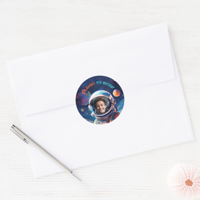 Sticker Rond Astronaut Deep Space Sky Planets Photo Birthday (Enveloppe)