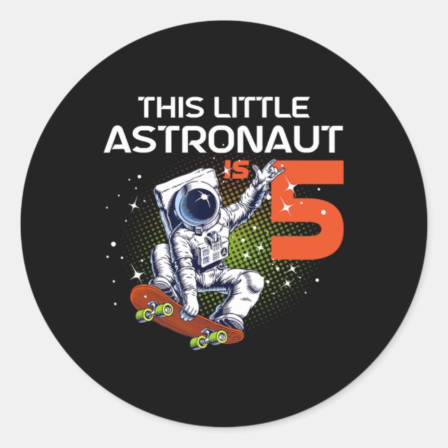 Sticker Rond Astronaute faisant du skateboard pour son 5ème ann (Devant)