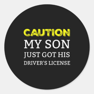 Sticker Rond Attention Mon Fils Vient D'Obtenir Son Permis De C