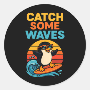 Sticker Rond Attraper quelques vagues – Dessin animé de manchot