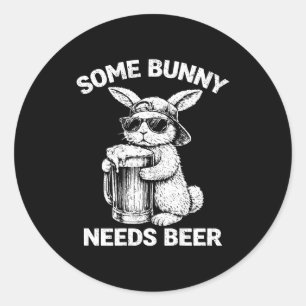 Sticker Rond (au dos) un lapin a besoin de bière lapin de Pâque